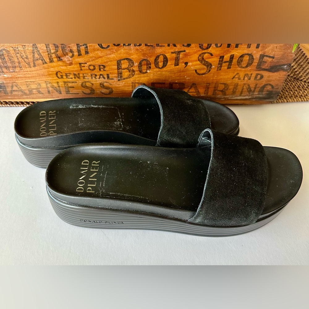 Donald Pliner Wedge Sandals 6M - Picture 2 of 7